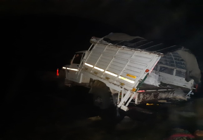 maharashtra-7-killed-15-others-injured-after-a-van-fall-from-bridge