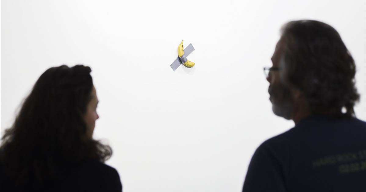 duct-taped-banana-work-selling-for-120000-at-art-basel-miami
