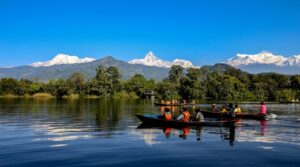बढ्दो गर्मीमा फेवातालको आकर्षण – कायाकिङ्ग र स्ट्याण्ड अप प्याडल बोर्डिङमा रमाउँदै युवा पुस्ता