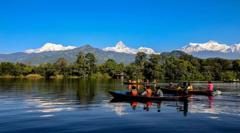 बढ्दो गर्मीमा फेवातालको आकर्षण – कायाकिङ्ग र स्ट्याण्ड अप प्याडल बोर्डिङमा रमाउँदै युवा पुस्ता