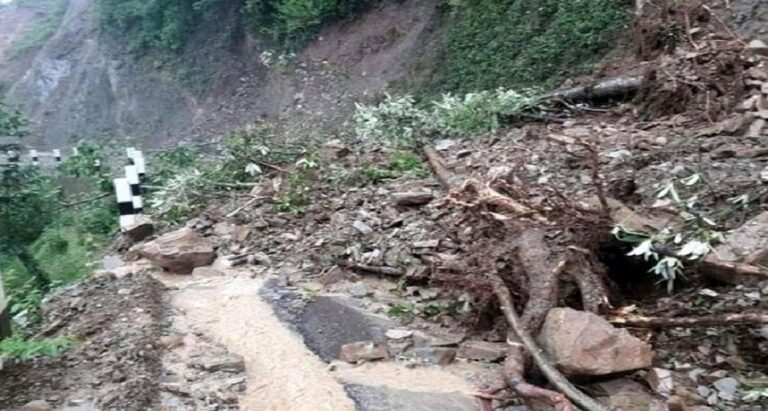 सङ्खुवासभामा पहिरोका कारण ३ परिवार विस्थापित