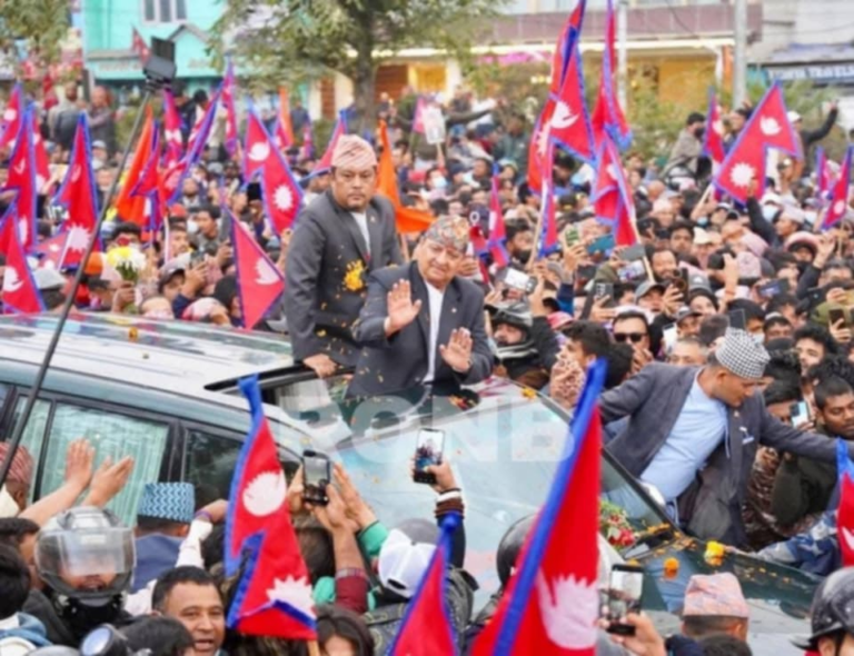 पूर्वराजा ज्ञानेन्द्र शाह विमानस्थलमा समर्थक स्वागतमा काठमाडौं पुगे (तस्वीरहरू)