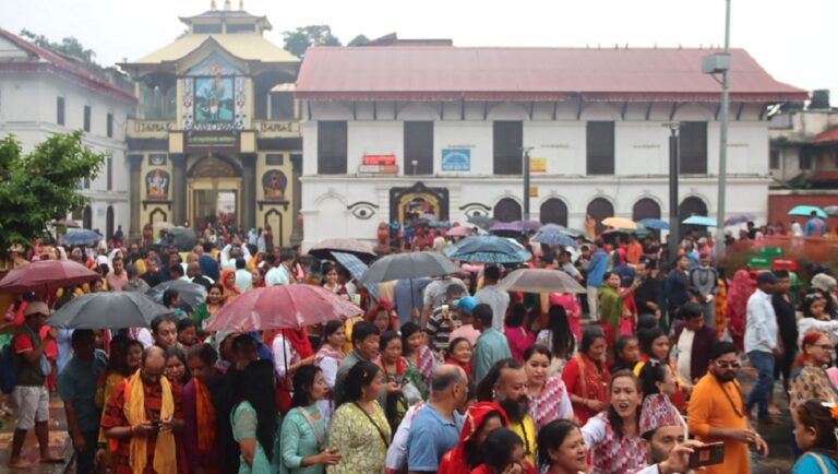 साउनको पहिलो सोमबार पशुपतिनाथमा भक्तजनको घुइँचो, चारै ढोका खुले (तस्विरहरुसहित)