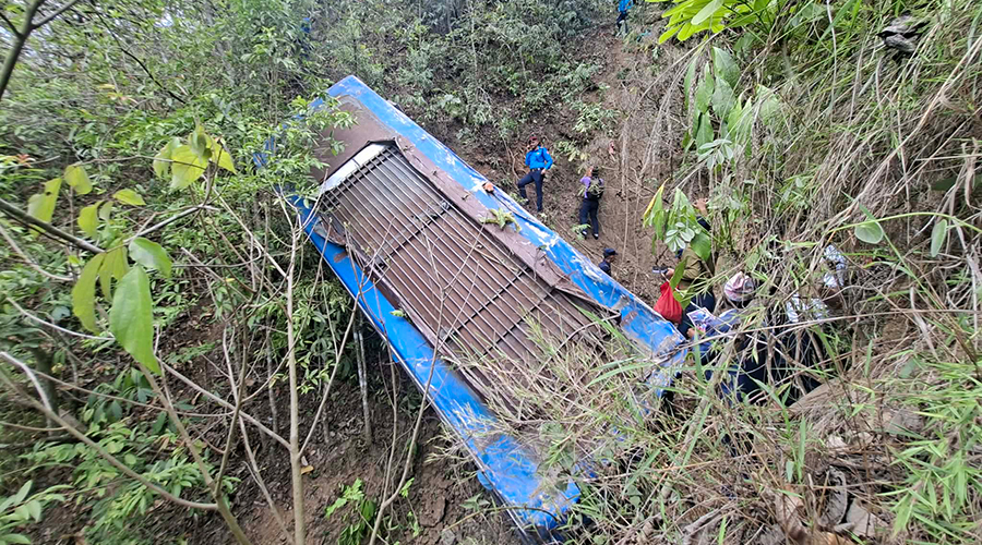 धनगढीबाट बैतडी जाँदै गरेको बस दुर्घटना