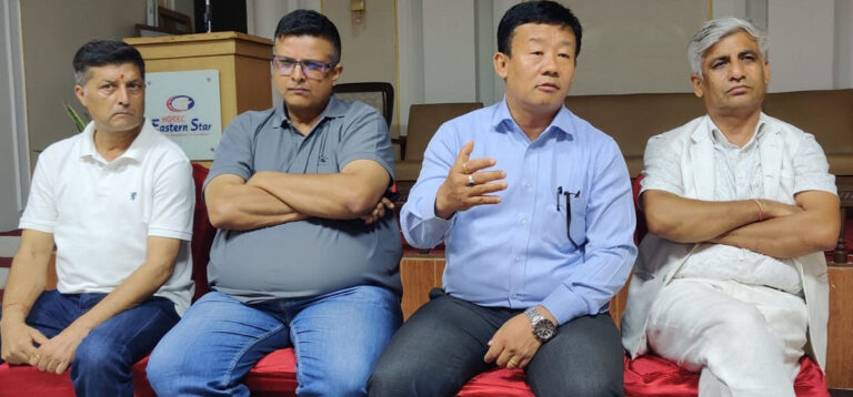 नेतृत्वमाथि दबाब बढाउने कांग्रेस इतर समूहको रणनिति : भाेलि बिराटनगरमा भेला गर्दै