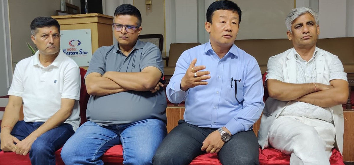 नेतृत्वमाथि दबाब बढाउने कांग्रेस इतर समूहको रणनिति : भाेलि बिराटनगरमा भेला गर्दै
