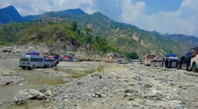 बिपी राजमार्गको रोशी क्षेत्रमा सवारी आवागमन बन्द