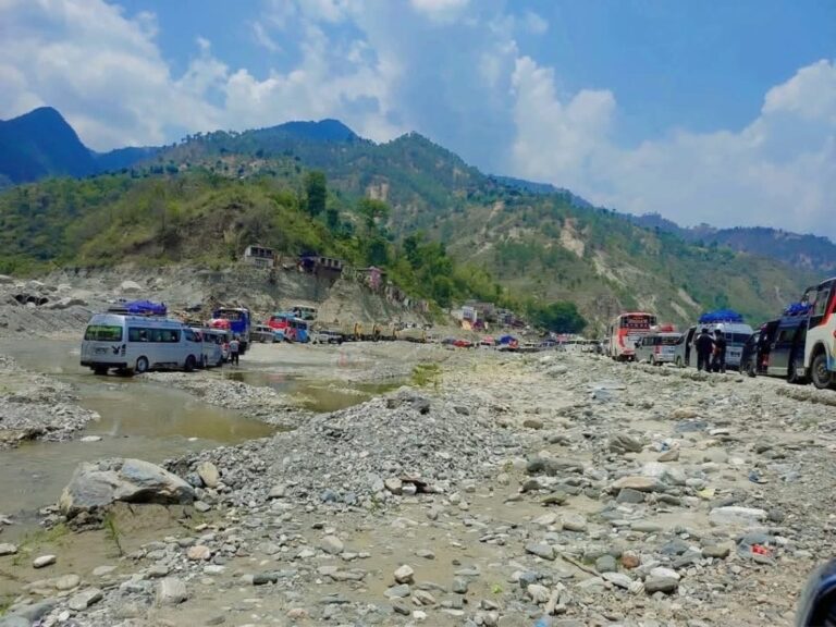 बिपी राजमार्गको रोशी क्षेत्रमा सवारी आवागमन बन्द