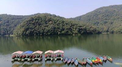 बढ्दो गर्मीमा फेवातालको आकर्षण – कायाकिङ्ग र स्ट्याण्ड अप प्याडल बोर्डिङमा रमाउँदै युवा पुस्ता