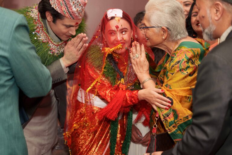 ‘गौँथली’को गीत सार्वजनिक गर्न बेहुला-बेहुलीको भेषमै पुगे अरुण र सिम्रन