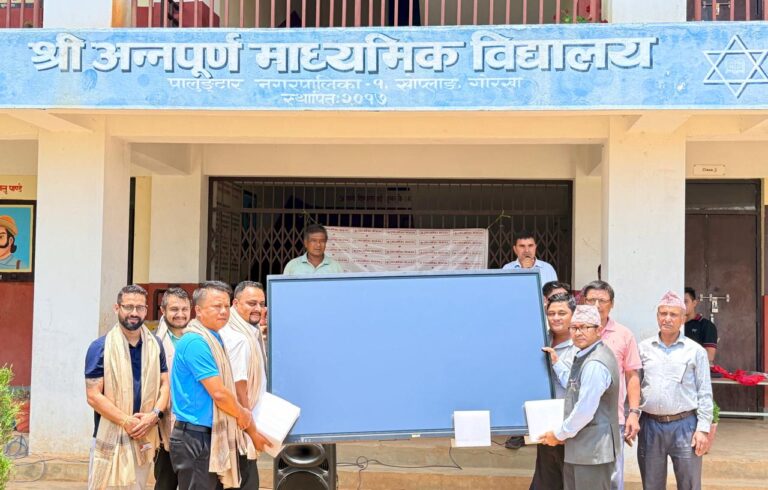 प्रभु बैंकद्वारा विद्यालयलाई स्मार्ट बोर्ड