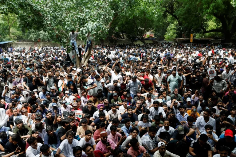 व्यंग्यबाट जन्मिएको ‘कक्रोच’ आन्दोलन : भारतीय युवाको आक्रोश अब सञ्जालबाट सडकसम्म