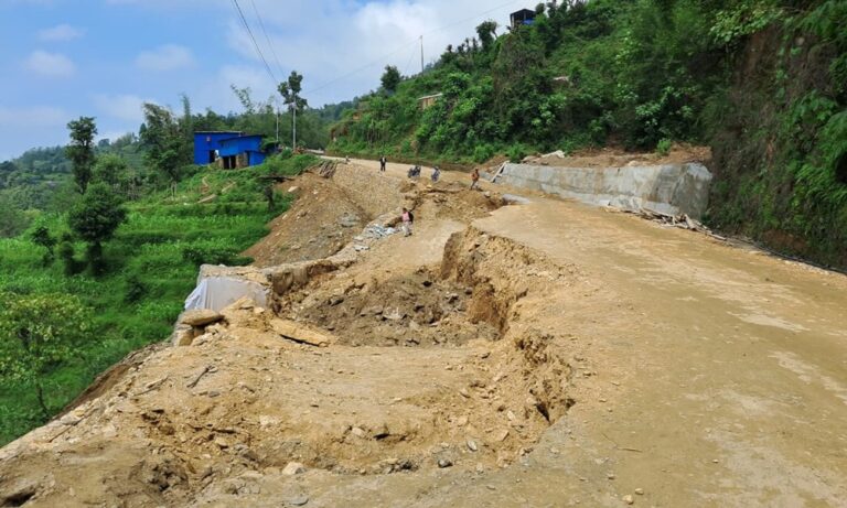 माम्खामा निर्माणाधीन सडक भासियो : ६ घर जोखिममा