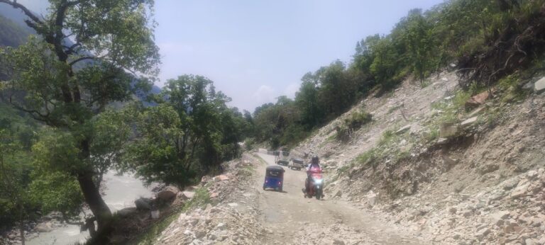 पहिरोले बेँसीसहर-चामे सडक अवरुद्ध