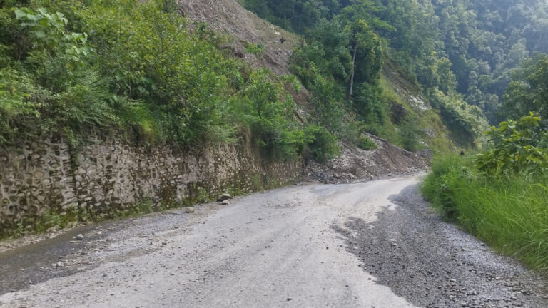 आजदेखि बेँसीसहर-चामे र मध्यपहाडी लोकमार्गमा सवारी सञ्चालनमा रोक