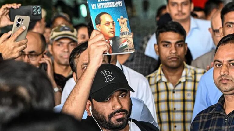 दिल्लीका सडकमा उत्रियाे ककरोच पार्टी : शिक्षामन्त्रीको राजीनामा माग