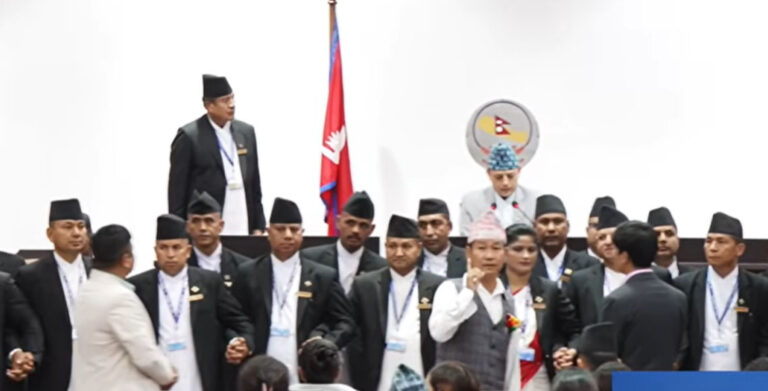 सभामुखको आदेश अटेर गर्दै श्रम संस्कृति पार्टीका सांसदले गरे वेल घेराउ