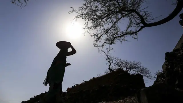 उष्ण लहरको चेतावनीपछि दुई आणविक रियाक्टर बन्द