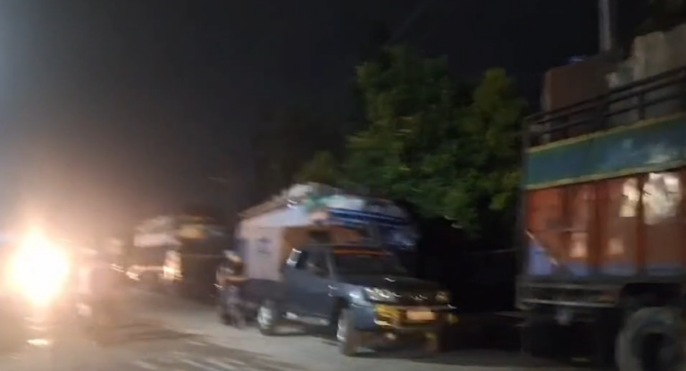 कबाडी बोकेका १० ट्रकलाई सशस्त्रले सानेपाबाट समात्यो