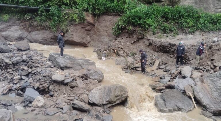 बाढीले अवरुद्ध मध्यपहाडी लोकमार्ग खुलाउने प्रयास जारी