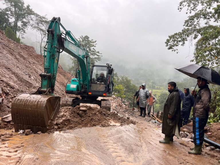पहिरोले मेची राजमार्गको राजदुवाली खण्ड अवरुद्ध