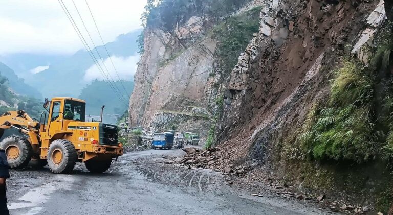 नारायणगढ-मुग्लिन सडकमा पहिरो पन्छाउने उपकरण तयारी अवस्थामा