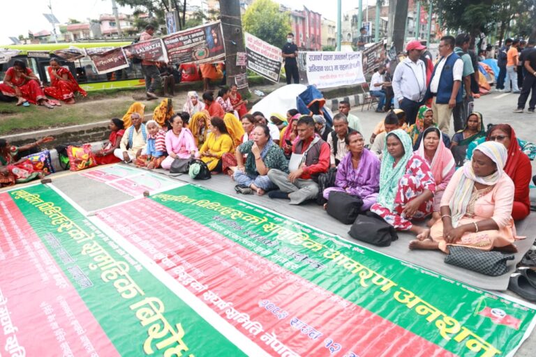 लघुवित्त पीडितको माइतीघरमा आमरण अनसन