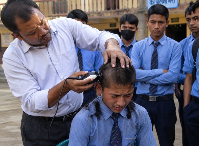 अबदेखि विद्यालयहरुले विद्यार्थीको कपाल काट्न र शुल्क नतिरे अपमानित गर्न नपाइने