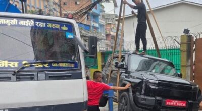 मिडिया हाउस अगाडि राखिएका शंकास्पद गाडी प्रहरीले लियो नियन्त्रणमा