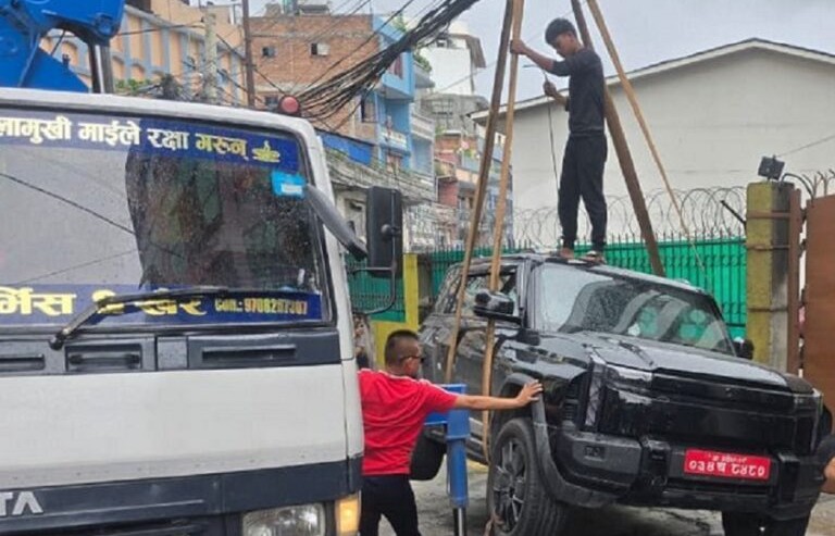 मिडिया हाउस अगाडि राखिएका शंकास्पद गाडी प्रहरीले लियो नियन्त्रणमा
