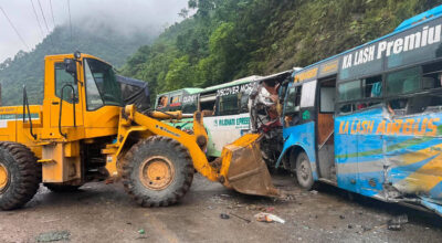 जलबिरेमा दुई बस र ट्रक ठोक्किँदा ३० जना घाइते