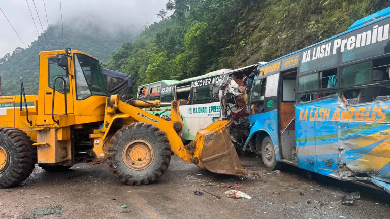 जलबिरेमा दुई बस र ट्रक ठोक्किँदा ३० जना घाइते