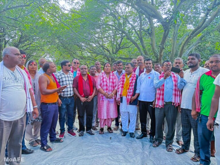 प्राङ्गारिक मल प्रयोग सुझाउदै मन्त्री चौधरी धनुषाको किसानको दैलोमा