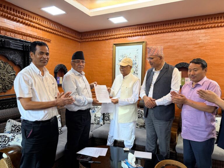 ओली र दाहाल फेरि एक : प्रदेशसमा सत्ता बाँडफाँट, तीनबुँदे सहमतिमा हस्ताक्षर