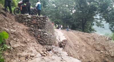 मेची राजमार्गको राजदुवाली खण्ड भासियो, यातायात अवरुद्ध