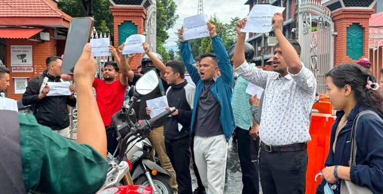 निषेधित क्षेत्र तोडेर नाराबाजी गरेपछि सिंहदरबार गेटबाट पक्राउ परे अनेरास्ववियु अध्यक्ष सहित ७ जना