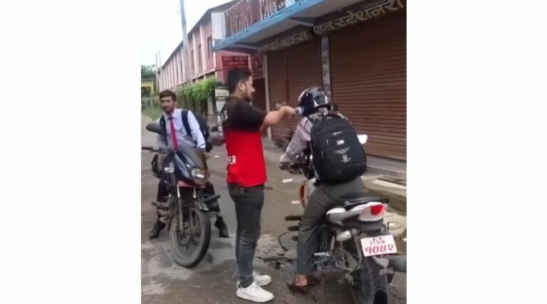 वडा सदस्यले शिक्षा अधिकृतमाथि मोबिल खन्याएर गरे दुर्व्यवहार