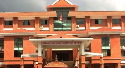 सम्बन्धविच्छेद प्रमाणपत्रका लागि घुस लिँदै गरेका वडा सचिव अख्तियारको फन्दामा