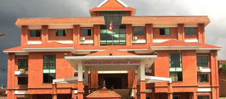 सम्बन्धविच्छेद प्रमाणपत्रका लागि घुस लिँदै गरेका वडा सचिव अख्तियारको फन्दामा