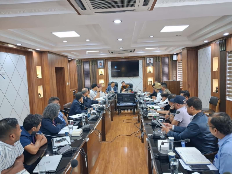 काठमाडौंका झुण्डिएका तार हटाउन सरकारको अल्टिमेटम