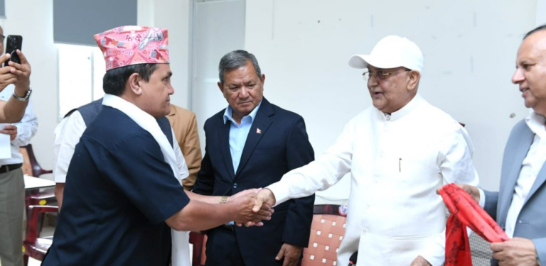 सर्वोच्चबाट दोषी ठहर भएका डिबी कार्की एमालेमा, ओलीकै हातबाट पार्टी प्रवेश