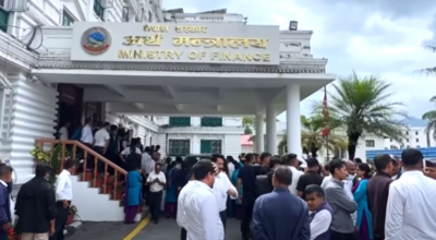जागिर जोगाउन अर्थ मन्त्रालयको गेटमै उत्रिए अस्थायी र करार कर्मचारी