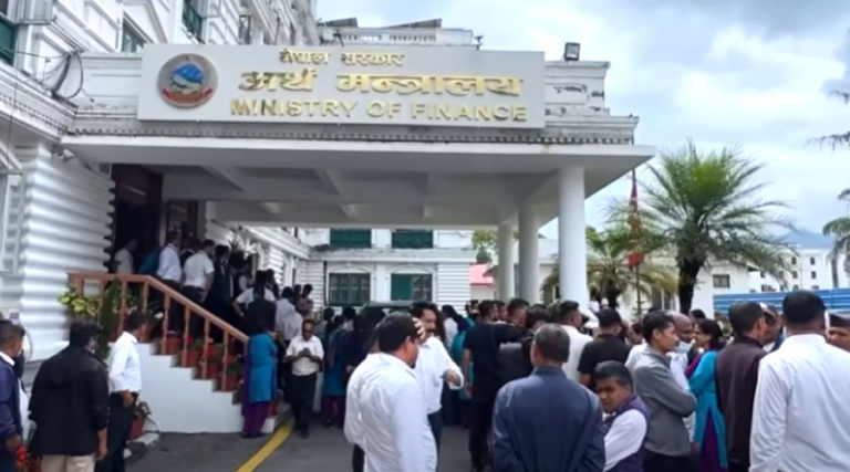 जागिर जोगाउन अर्थ मन्त्रालयको गेटमै उत्रिए अस्थायी र करार कर्मचारी