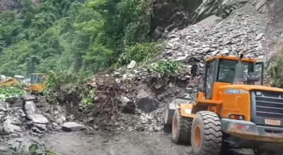 जलवीरेनजिकै पहिरो, गएपछि मुग्लिन–नारायणगढ सडक अवरुद्ध