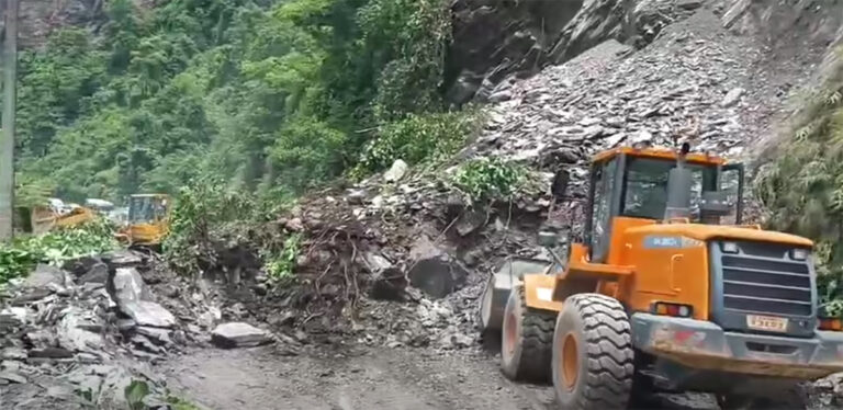 जलवीरेनजिकै पहिरो, गएपछि मुग्लिन–नारायणगढ सडक अवरुद्ध