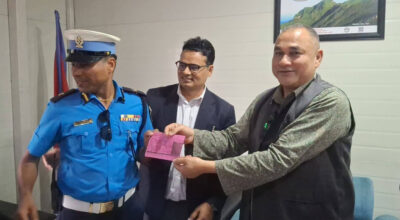 हेल्मेट बिना मोटरसाइकल चलाएपछि सुदूरपश्चिमका मुख्यमन्त्रीलाई ट्राफिले काट्यो ‘चिट