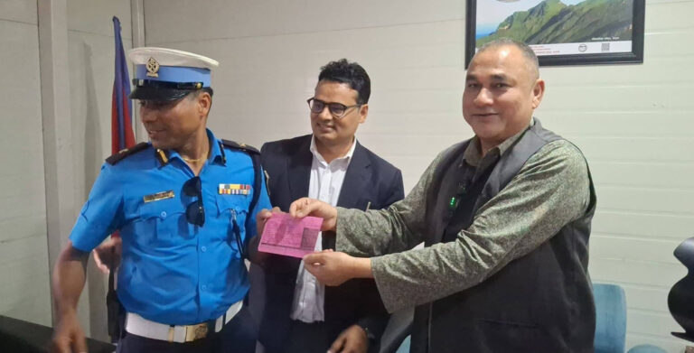 हेल्मेट बिना मोटरसाइकल चलाएपछि सुदूरपश्चिमका मुख्यमन्त्रीलाई ट्राफिले काट्यो ‘चिट