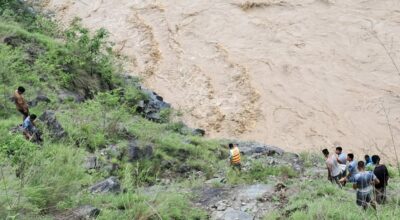 सुर्खेतबाट कालिकोट आउदै गरेको गाडी कर्णालीमा खस्यो