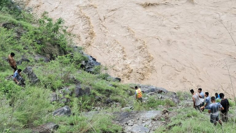 सुर्खेतबाट कालिकोट आउदै गरेको गाडी कर्णालीमा खस्यो