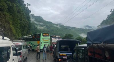 दुई बस ठोक्किएपछि नारायणगढ–मुग्लिन सडक फेरि अवरुद्ध